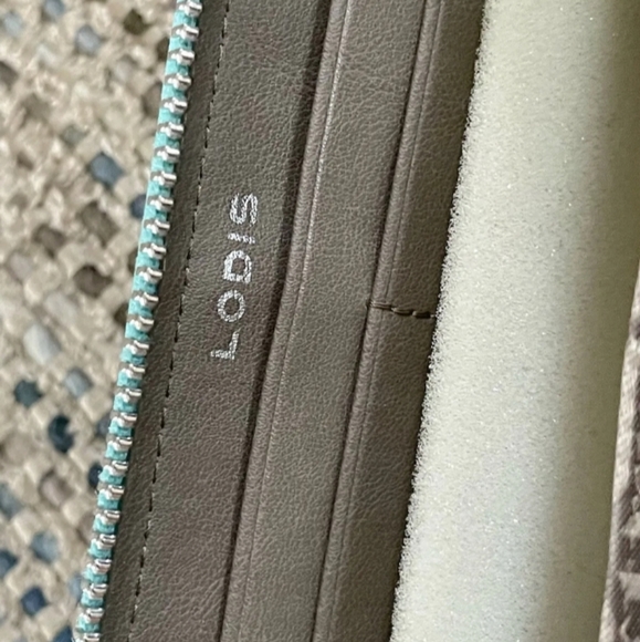 LODIS RFID Teal Green Leather New Wristlet Silver Zip Hardware - Picture 12 of 13